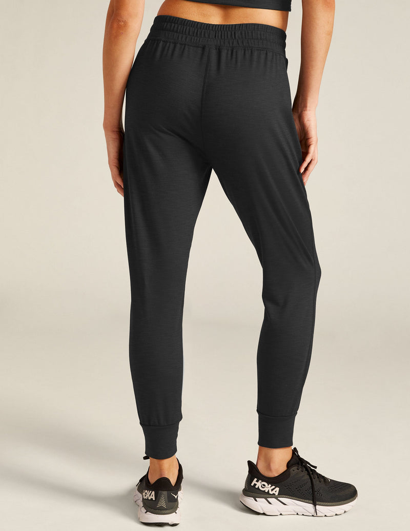 Beyond Yoga Heather Rib Street Jogger Black Heather