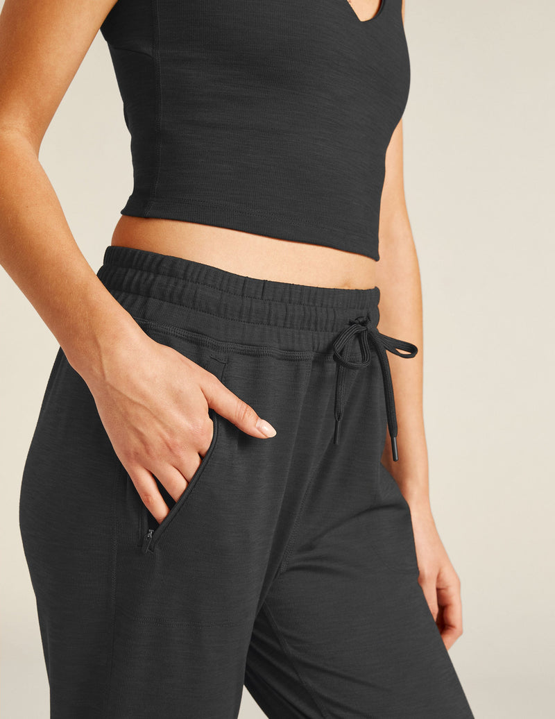 Beyond Yoga Heather Rib Street Jogger Black Heather