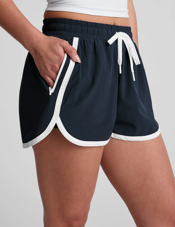 Beyond Yoga The Course 2.5" Short Nocturnal Navy/True White