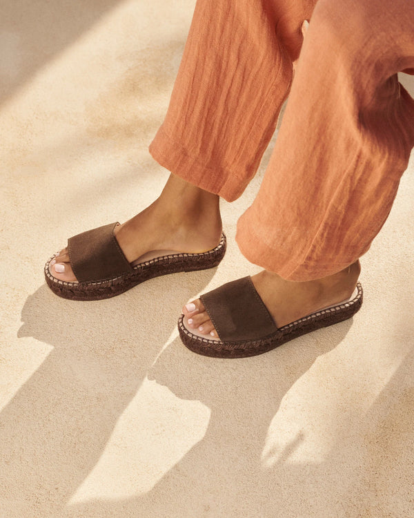 Manebi double sole slides cocoa on tone suede; hamptons