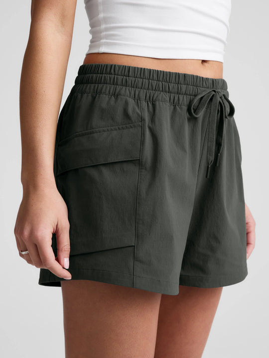 Beyond Yoga Peak 3 Short Slate - Green