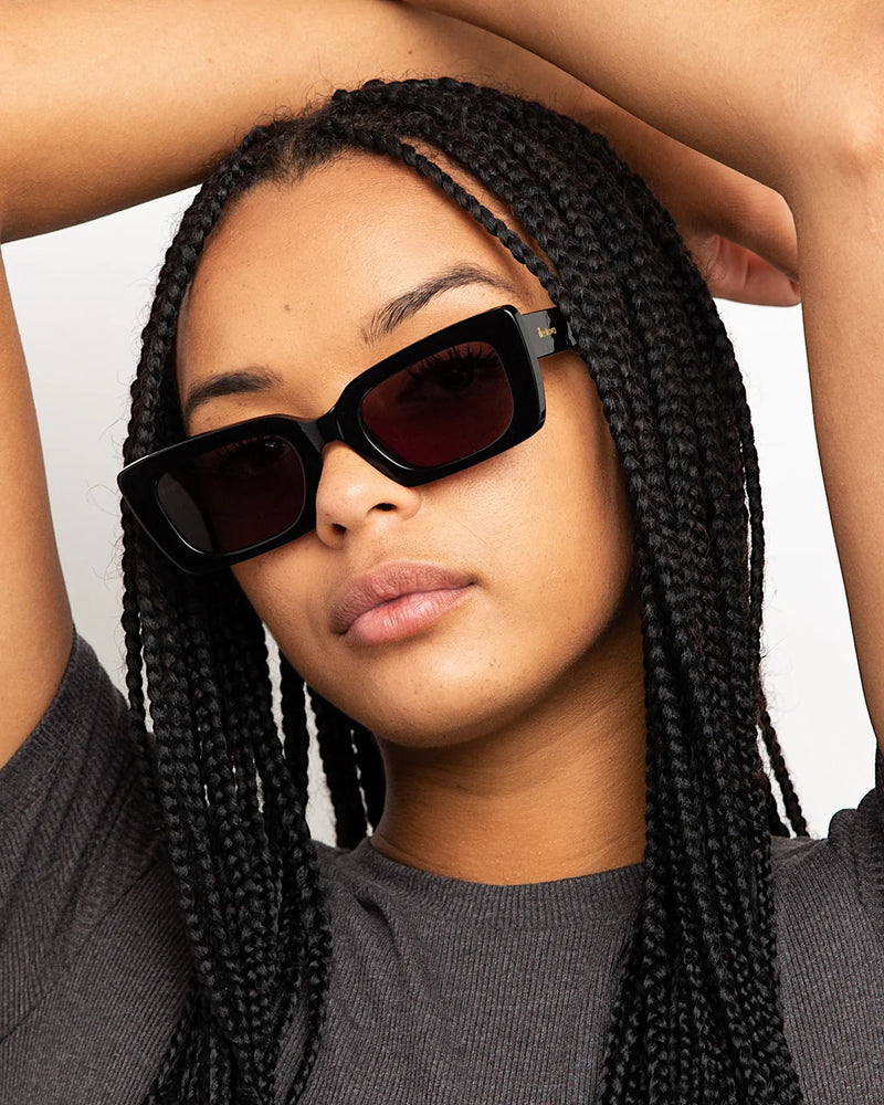 illesteva Wilson Black w/ Grey Flat Lenses