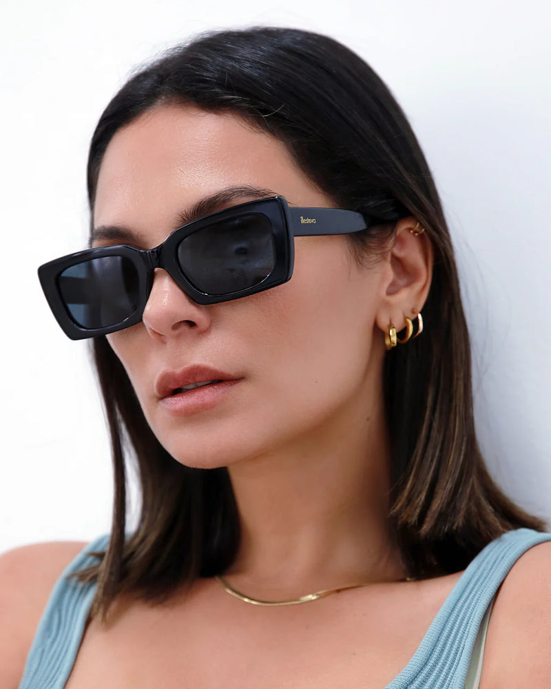 illesteva Wilson Black w/ Grey Flat Lenses