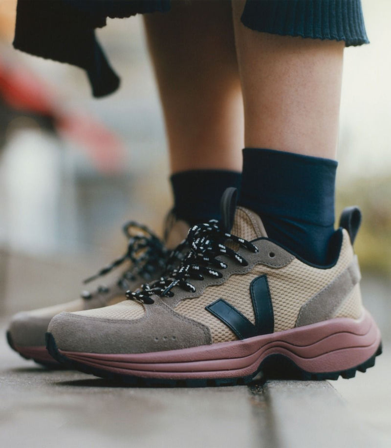 VEJA Venturi Alveomesh Dune Black – Atelerietheshop
